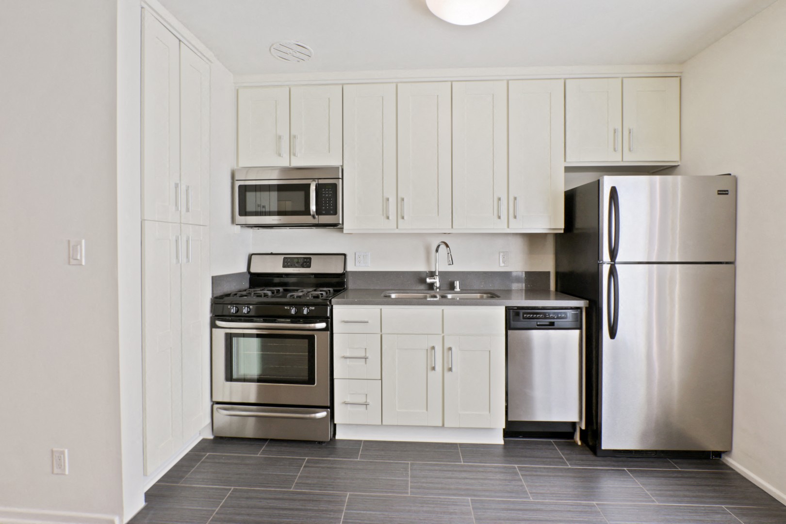 Barrington Avenue Apartment Homes photo 2